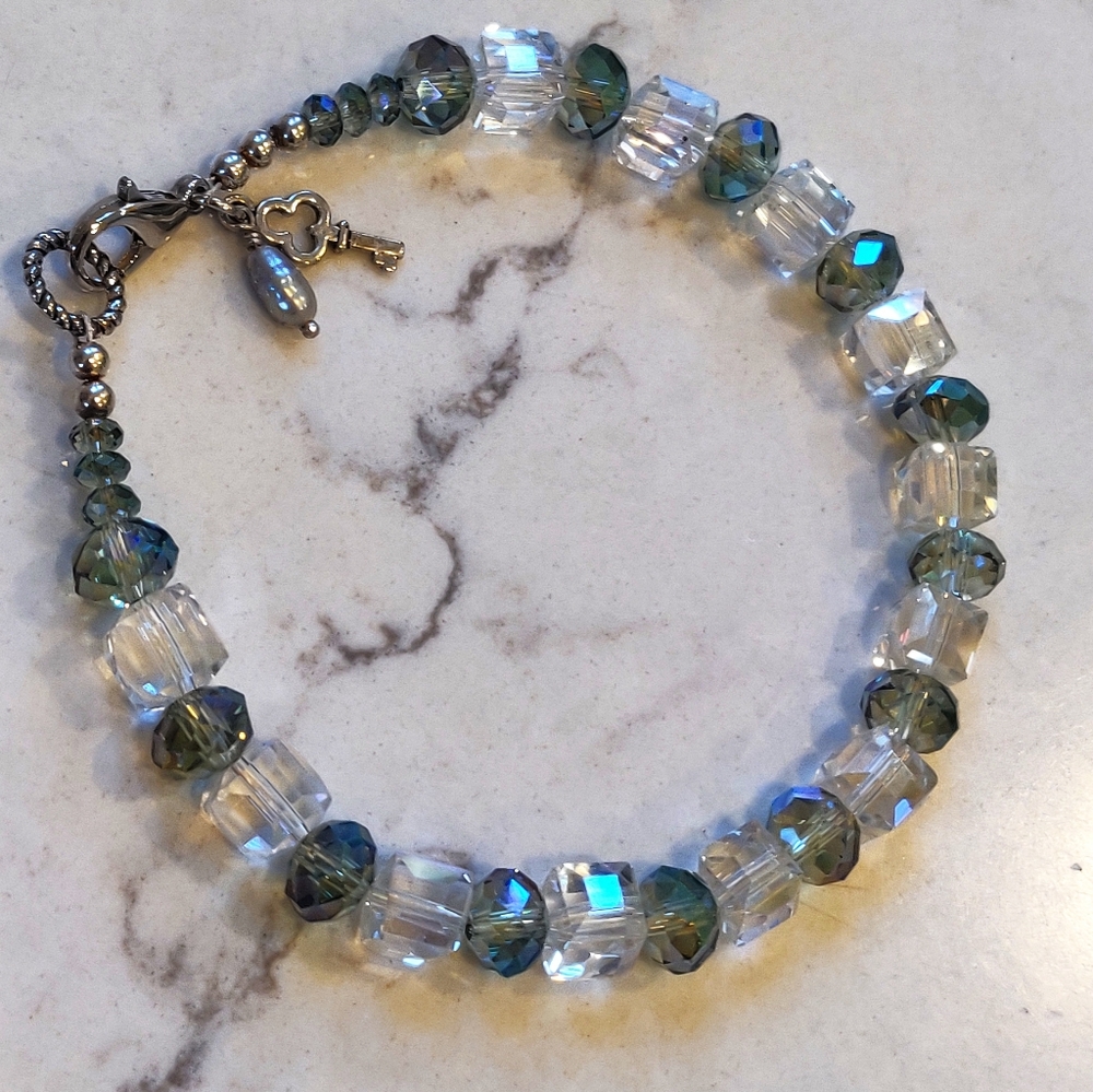New 8 1/2 Inch Crystal Bracelet. - Picture 7 of 8